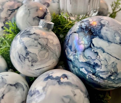 Make Stunning, Unique Alcohol Ink Christmas Ornaments DIY Alcohol Ink Christmas Ornaments, Diy Christmas Bulbs, Alcohol Ink Christmas, Marbled Ornaments, Christmas Ball Ornaments Diy, Christmas Ornament Ideas, Diy Christmas Ball, Alcohol Ink Glass, Diy Holiday Cards