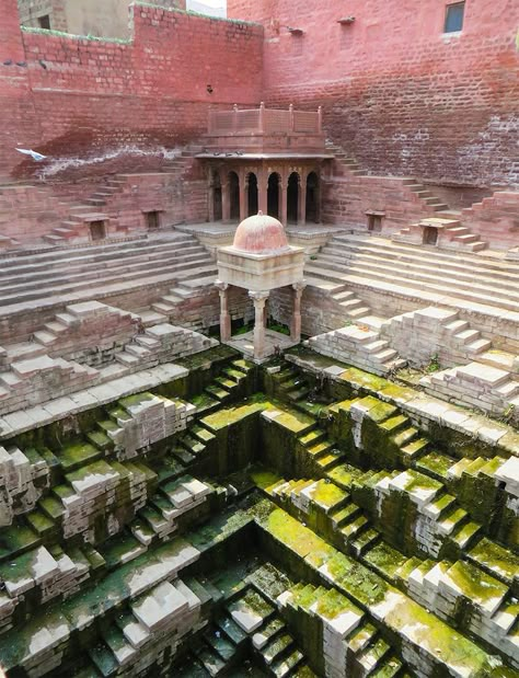 The ancient stepwells in western India. Architecture Antique, Indian Architecture, Ancient Architecture, Old Building, Incredible India, South Asia, Jodhpur, India Travel, Beautiful Architecture