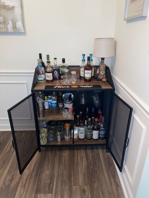 Mondern bar cart for whiskey lover. Bar Themed Bedroom, Home Bar Apartment, Mans Apartment Decor Masculine Interior, Male Kitchen Decor, Man Bar Cart, Men’s Decor Living Room, Bar Cart For Men, Bar Cart Men, Manly Bar Cart