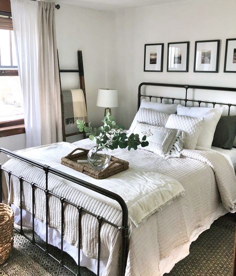 King Bed Styling Farmhouse, Soft Farmhouse Bedroom, Old Farmhouse Decor Bedroom, Black Metal Bar Bed Frame, White Quilt Bedroom Ideas Farmhouse, Farmhouse Minimalist Decor Bedroom, Master Bedrooms With Iron Beds, Black And White Bedding Ideas Farmhouse, Striped Bedding Ideas Farmhouse