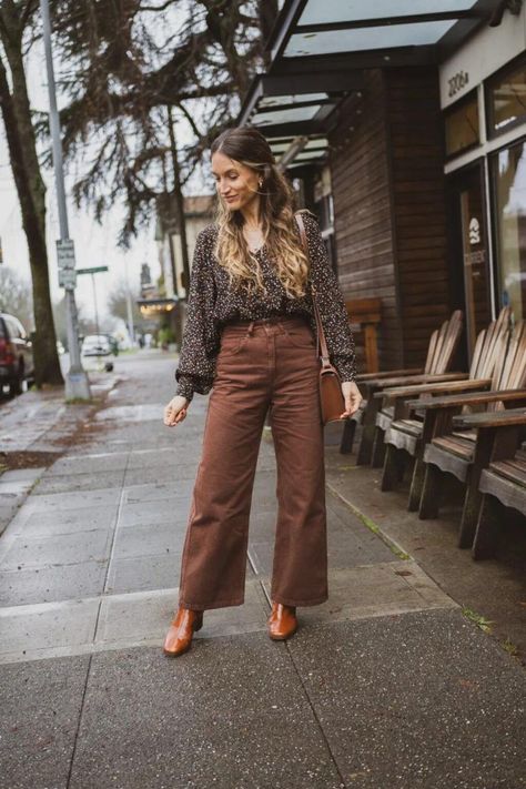 Business Casual Layering, Anthropologie Work Outfit, Brown Pants Outfit Fall, Brown Pants Outfit Women, Brown Dress Pants Outfit, Chic Teacher Outfits, Brown Jeans Outfit, Grad School Outfit, Boho Work Outfit