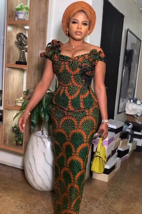 Asoebi Styles Ankara Traditional Weddings, Asoebi Ankara Styles Classy, Owambe Ankara Styles, Afrocentric Fashion, African Print Dress Ankara, Best African Dresses, African Inspired Clothing, African Dresses Modern, African Print Dress Designs