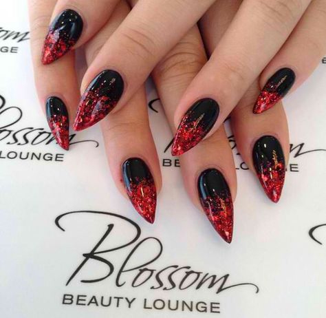 Black and red nails Ongles Gel Halloween, Ongles Goth, Red Black Nails, Fun Halloween Nails, Black Ombre Nails, Nails With Glitter, Nails Ombre, Gothic Nails, Goth Nails