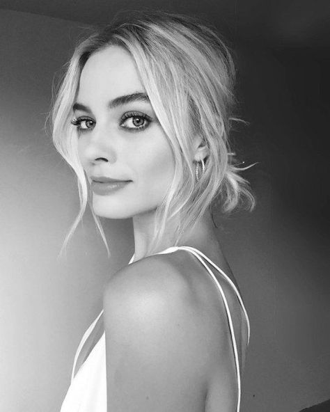 Margot Robbie is beautiful Model Tips, Hairstyles Prom, Front Hair Styles, Hairstyles Wedding, School Hairstyles, Low Bun, Hairstyles Curly, Hairstyles Easy, Round Faces