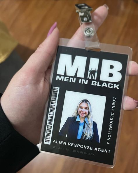 Men And Black Halloween Costume, The Men In Black Costume, Men And Black Costume Women, Men And Black Costume, Men In Black Costume Couple, Disfraz Men In Black, Men In Black Women Costume, Mib Id Card, Men In Black Halloween Costume Women