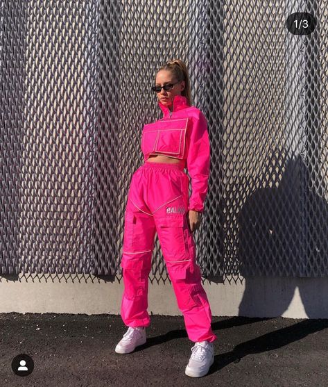 Pink Fall Activewear For Streetwear, Pink Cotton Activewear For Streetwear, Hot Pink Streetwear, Neon Athleisure, Neon Pink Outfit, Pink Techwear, Colorful Athleisure, Looks Neon, Sporty Pink Streetwear Sets