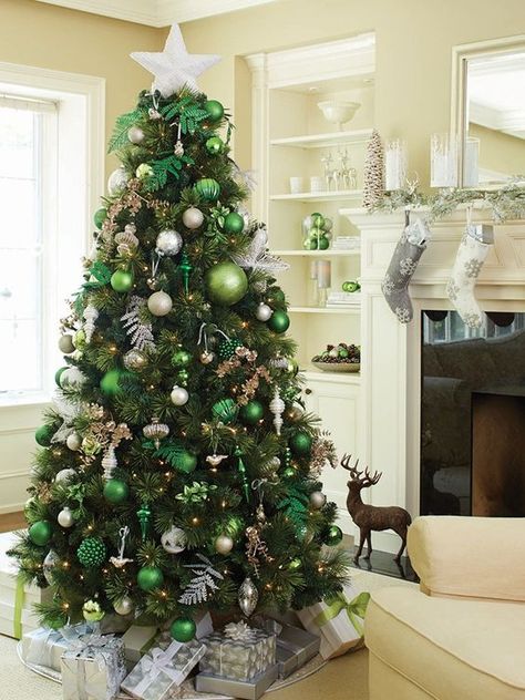 20 Gorgeous Christmas Tree Decoration Ideas - Chloe Dominik Green Christmas Tree Decorations, Green Christmas Decorations, Glam Christmas Tree, Glam Christmas Decor, Green Xmas, Glam Christmas, Silver Christmas Tree, Black Christmas Trees, Christmas Tree Inspiration