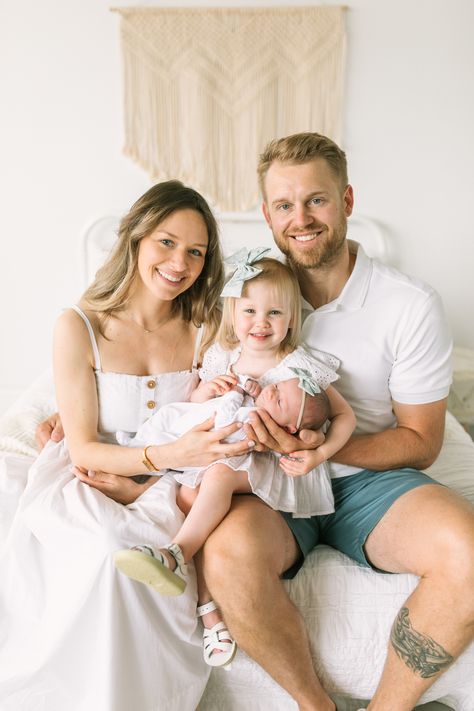 Newborn Photoshoot With Older Siblings, Infant Family Pictures Posing Ideas, Toddler And Newborn Pictures, Casual Newborn Family Pictures, Toddler Family Photos, Studio Newborn Photography, Newborn Family Pictures, Newborn Ideas, Toddler Photoshoot