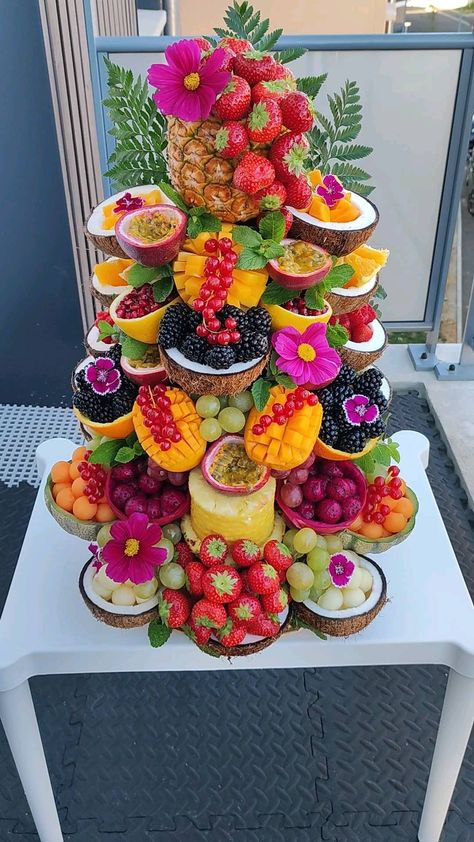 Fruit Presentation, Fruit Buffet, Fruit Platter Designs, Decorações Com Comidas, Fruit Displays, Party Food Buffet, Charcuterie Inspiration, Fruit Arrangements, Party Food Platters