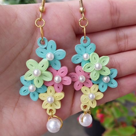 Handmade Paper Quilling Jewelry Earrings, Quiling Earings Ideas, Quilling Keychain Ideas, Quelling Earings, Quilling Jewelry Ideas, Quilling Earrings Jhumkas, Diy Quilling Earrings, Quilling Keychains, Quilling Earring