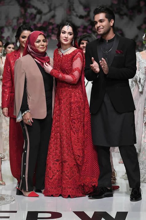 Hania Amir And Asim Azhar, Asim Azhar, Bridal Dresses 2022, Floral Skirt Outfits, Zainab Chottani, Ramp Walk, Bridal Couture Week, Red Bridal Dress, Shadi Dresses