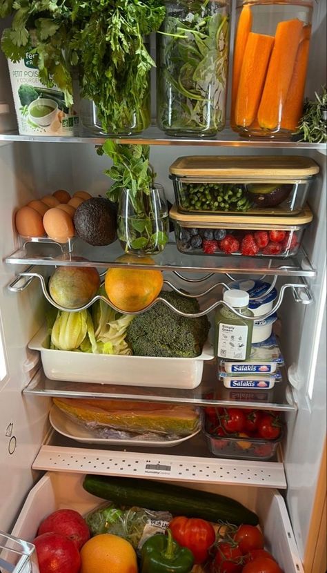 Fridge Scaping, Dream Fridge, Healthy Fridge, Desain Pantry, Fridge Storage, Fruit Storage, Fridge Organization, Healthy Food Motivation, Future Apartment