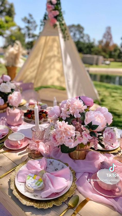 Bridal Picnic, Picnic Table Decor, Picnic Party Decorations, Diy Picnic, Backyard Dinner Party, Birthday Decorations At Home, Backyard Birthday Parties, Picnic Birthday Party, Tea Party Table