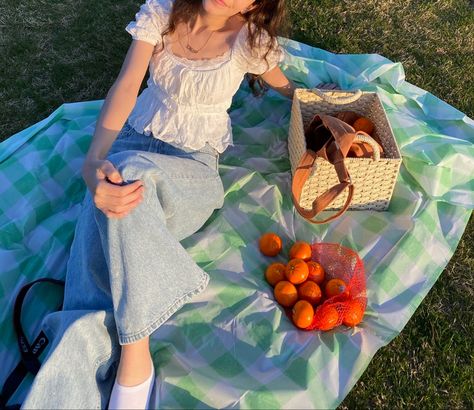 Jeans Picnic Outfit, Pic Nic Outfit Aesthetic, Picnic Day Outfit Casual, Picnic Outfit Jeans, Picnic Outfit Summer Casual, Picnic Outfit Ideas Casual Jeans, Picnic Date Outfit Ideas, Outfits Para Picnic, Picnic Outfit Aesthetic