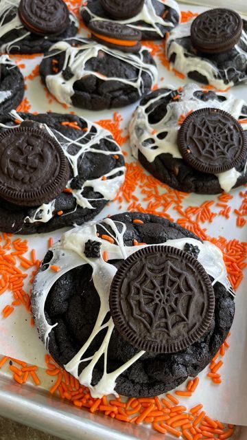 Halloween Cookie Party, Halloween Crumble Cookies, Halloween Crumbl Cookies, Oreo Cookie Display, Oreo Halloween Cookies, Black Halloween Cookies, Halloween Oreo Cookies, Halloween Oreo Cookie Brownies, Spooky Cookies Halloween Desserts