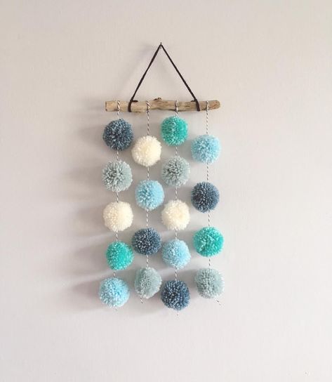 Pom Pom Hanging, Pom Pom Wall, Diy Pom Poms, Garland Nursery, Diy Pom Pom, Pom Pom Crafts, Wall Hanging Diy, Diy Wall, Yarn Crafts