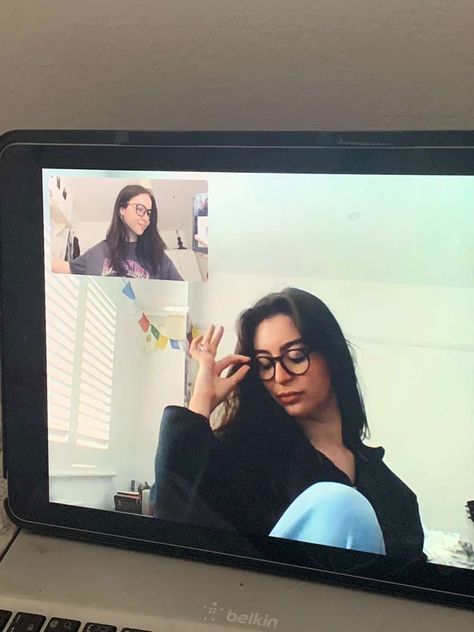 Facetiming Friends Aesthetic, Study Dates With Friends, Facetime Friends Aesthetic, Study With Friends Aesthetic, Long Distance Friendship Photo Ideas, Long Distance Friendship Aesthetic, Facetime Screenshots, Lyra Core, Facetime With Friends