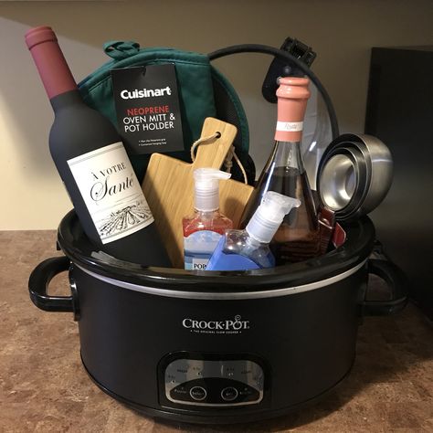 Slow cooker crockpot gift basket Crockpot Raffle Basket Ideas, Crockpot Gift Basket, Crockpot Gift Basket Ideas, Crockpot Gifts, Raffle Ideas, Making A Gift Basket, Crockpot Recipes Beef Stew, Raffle Basket, Raffle Baskets