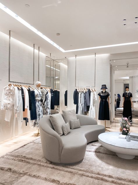 Luxury Boutique Interior, Fashion Retail Interior, Clothing Boutique Interior, Luxury Clothing Store, Bridal Boutique Interior, Luxury Retail Store, Ruangan Studio, Dior Outfit, Contemporary Office Design