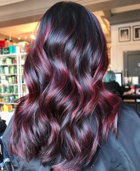 Cranberry hair color is trending just in time for the holidays. The maroon hue resembles the dark red, almost-magenta color of Thanksgiving-favorite side dish, cranberry sauce. Cranberry Hair Color, Cranberry Hair, Pelo Color Vino, Trendy We Fryzurach, Plum Hair, Wine Hair, Hair Color Burgundy, Pretty Hair Color, Burgundy Hair