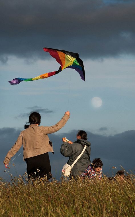 A family outing with a colorful Delta kite. Looks like a medium sized craft which an adult wouldn't be too embarrassed to fly. T.P. (my-best-kite.com) "Art4Ü Celebration of the Sky 2013" Cropped from a photo by Steve on Flickr. Family Outing Aesthetic, Kite Aesthetics, Flying Photography, Delta Kite, Flying Kite, Flying Kites, Childhood Photography, The Kite Runner, Idea Box