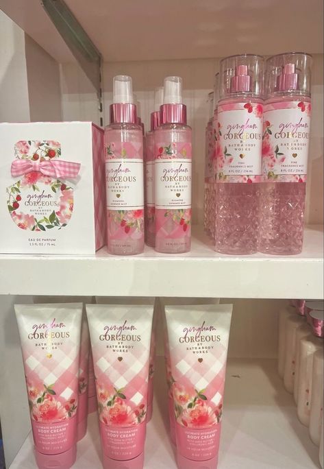 Strawberry Perfume, Her Perfume, Seductive Perfume, Perfume Aesthetic, Fragrance Lab, Bath N Body Works, Perfume Organization, Perfume Floral, Body Hygiene