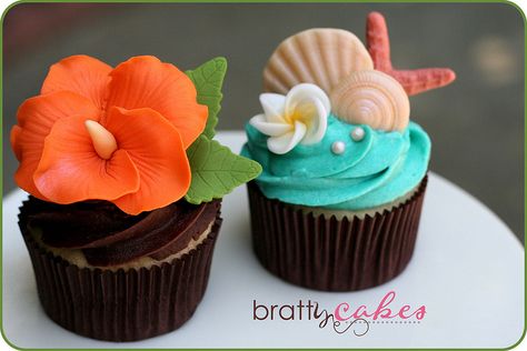 Hawaiian Wedding Cupcakes by Natty-Cakes Hawaii Cupcakes, Hawaiian Cupcakes, Tropical Cupcakes, Beach Cupcakes, Festa Moana Baby, Bolo Moana, Ideas Cupcakes, Summer Cupcakes, Eat Cupcakes