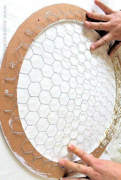 This versatile material is popping up all over the place Chicken Wire Crafts, Framed Burlap, Hemma Diy, 카페 인테리어 디자인, Tikal, Chicken Diy, Chicken Wire, Diy Interior, Mason Jar Diy