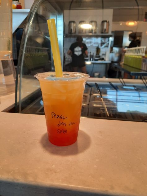 Peach Jasmine tea with strawberry popping boba Popping Boba Tea Aesthetic, Peach Juice Aesthetic, Peach Tea Aesthetic, Popping Boba Drinks, Peach Boba Tea, Mango Boba Tea, Boba Fruit Tea, Peach Bubble Tea, Boba Juice