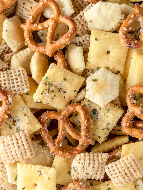 Ranch Snack Mix Munch Mix Recipes, Ranch Dill Oyster Crackers, Ranch Snack Mix Recipes, Cheez It Snack Mix Recipe, Snack Mix Recipes Savory, Ranch Crackers Recipe, Ranch Chex Mix Recipes, Ranch Chex Mix, Ranch Crackers