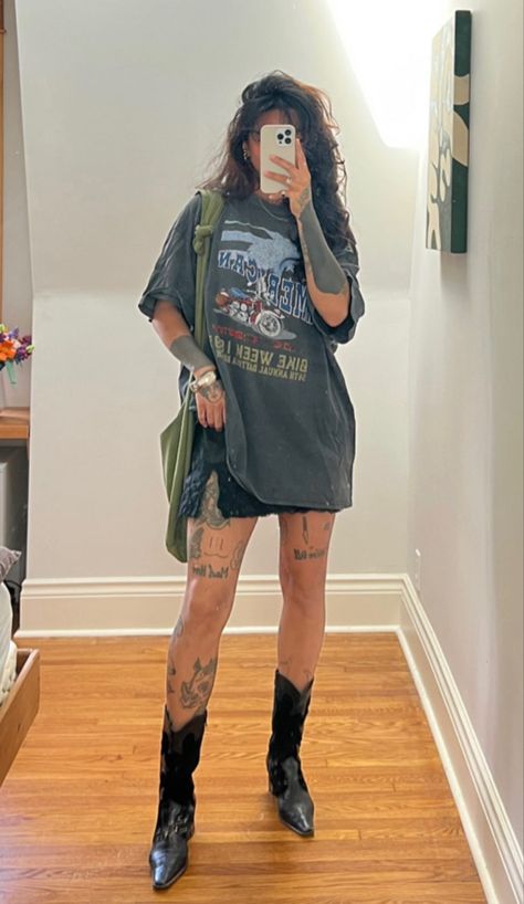 Oversized Shirt As Jacket, Cowgirl Boots Alternative Outfit, Grunge City Outfits, Weekend Day Outfit, Boho Rocker Chic Style Summer, Comfortable Night Out Outfit, Elevated Grunge Style, Boho Punk Aesthetic, Comfy Grunge Outfits Summer