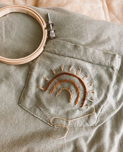 Easy embroidery for t-shirts Cute Tshirt Embroidery, Shirt Pocket Embroidery Ideas, Imbrodri Design On Shirt, Easy Embroidery Sweatshirt, Easy T Shirt Embroidery, Embroidery For Tshirts, Embroidery Design On T-shirt, Easy Clothing Embroidery Ideas, Hand Embroidery Designs For Shirts