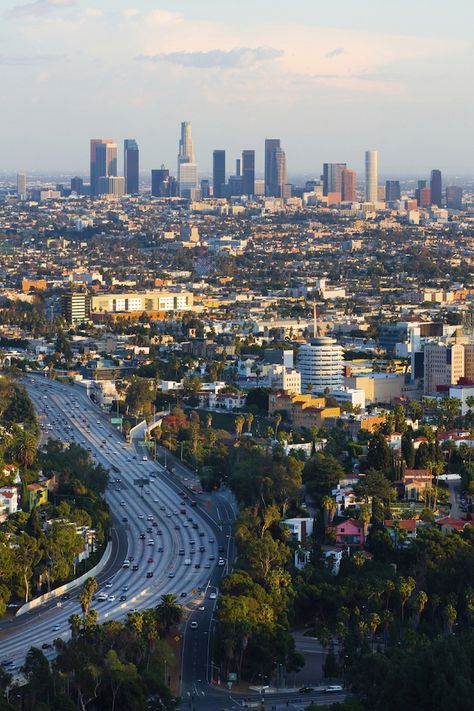 Los Angeles neighborhoods are so diverse, it can be tough to decide which one is best to move to--especially if you've never lived in the city before. If you're thinking of moving to LA, check out this neighborhood guide! Lutheran Aesthetic, Review Aesthetic, Mysterious Photography, Magical Spaces, Angeles Aesthetic, Los Angeles Wallpaper, Skyline Tattoo, La Apartment, Sarah Adams