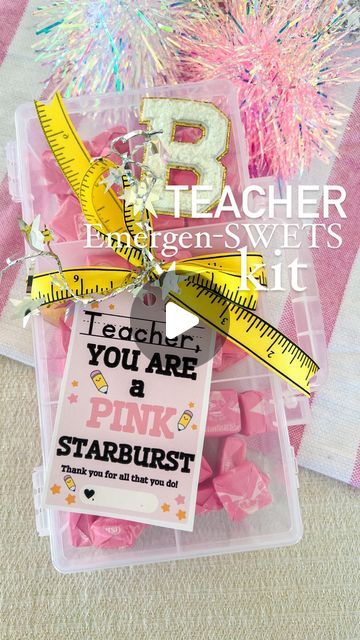 Andrea Clawson on Instagram: "Teacher EMERGEN-sweets kit gift idea ✨🎀 for the pink starburst teachers 😉  Easy + inexpensive gift idea. Found these containers at the dollar spot at @target for 1$  You can also just fill them up with their favorite candy too, but who doesn’t love a pink starburst?! 😍  Comment “link” for the free printable   Save for inspo + share with a pink starburst lovin’ friend 🫶  #target #targetfinds #targetbullseye #targetbullseyesplayground #targetdollarspot #teacherlife #teacherappreciation #teacherappreciationweek #craftymom #craftymama #giftideas #teachergifts #teachergiftideas #teachersfollowteachers" Appreciation Gifts Diy, Teacher Appreciation Gifts Diy, Pink Starburst, Target Dollar Spot, Crafty Mama, Crafty Moms, Favorite Candy, Inexpensive Gift, Teacher Appreciation Week