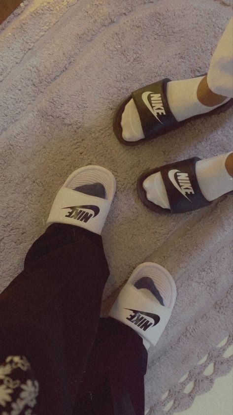 Nike Slides Aesthetic, Friends Shoes Pictures, Nike Slippers Outfit, Socks With Slides, Slides With Socks Outfit, Slides With Socks, White Nike Slides, Shoe Rotation, Nike Slides Outfit