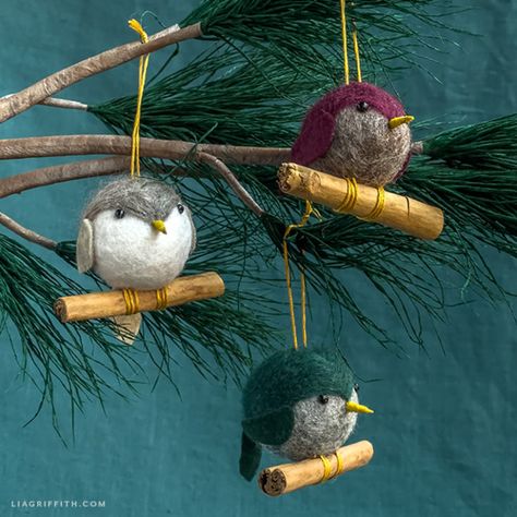 Roving Wool Projects, Bird Ornaments Diy, Felt Ball Crafts, Advent Calendar Diy, Felt Ornaments Diy, Felt Birds Ornaments, Felt Wool Ball, Needle Felted Ornaments, Camp Crafts