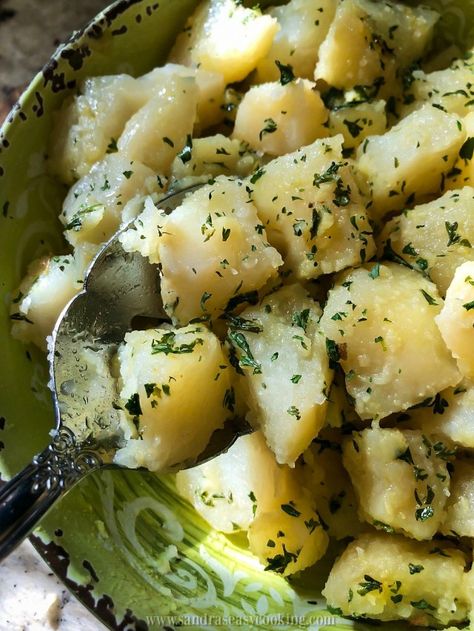 Boiled Potatoes with Butter and Parsley - Sandra's Easy Cooking Parsley Buttered Potatoes, Parsley Potatoes Stovetop, Boiled Potato Recipes Side Dishes, Boiled Potatoes With Skin On, Cheesy Bacon Potato Bites, Boiled Potato Recipes, Chive Mashed Potatoes Recipe, Traditional Mashed Potatoes Recipe, Boiled Potatoes Recipe