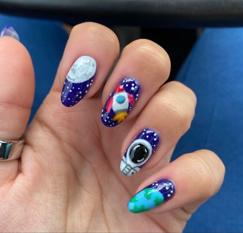 Rocket Ship Nails, Astronaut Nail Art, Space Nails Design, Spaceship Nails, Space Theme Nails, Astronaut Nails, Space Nails Galaxy, Outer Space Nails, Ufo Nails