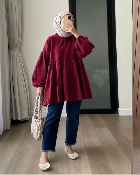 Jeans And Top Outfit, Top And Jeans Outfit, Muslimah Fashion Casual, Simple Dress Casual, Stylish Outfits Casual, Modest Casual Outfits, Blouse Casual Fashion, Womens Fashion Casual Outfits, Womens Trendy Dresses