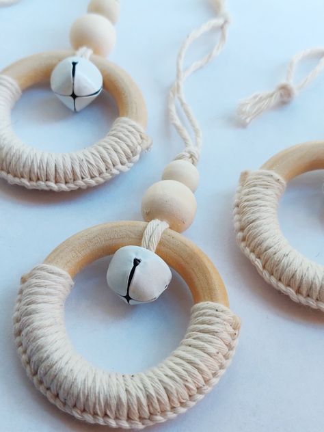 Wooden Ring Crafts Ideas, Wooden Curtain Rings Crafts Christmas, What To Do With Wooden Curtain Rings, Wooden Rings Craft Christmas, Small Wooden Ring Crafts, Wood Ring Christmas Ornaments, Wood Ring Ornaments, Wooden Ring Christmas Ornaments, Wooden Ring Ornaments