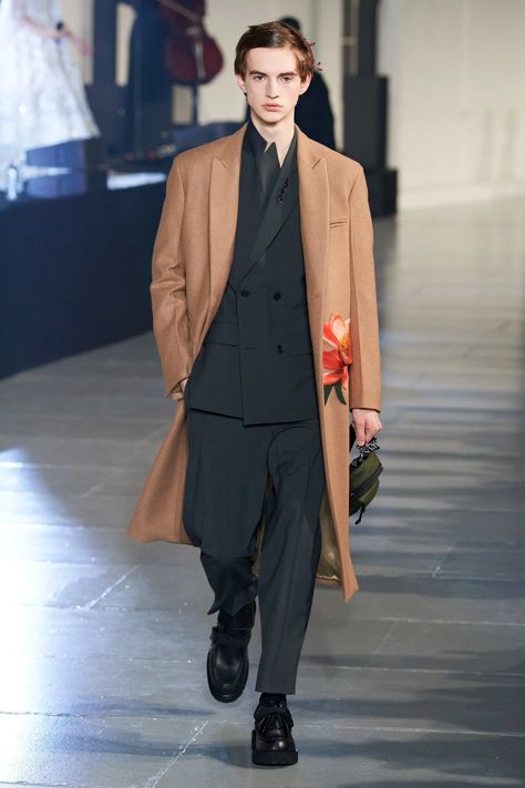 Valentino Menswear, Menswear Runway, Moda Paris, Mens Style Guide, Adidas Outfit, Camel Coat, Valentino Men, Menswear Collection, Runway Collection