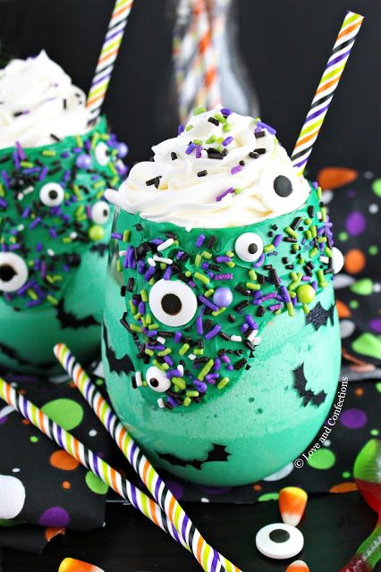 Monster Milkshakes, Halloween Recipes Drinks, Postres Halloween, Halloween Green, Dulces Halloween, Store Bought Frosting, Halloween Foods, Candy Eyeballs, Halloween Sprinkles