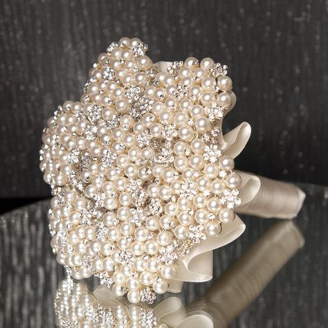 Pearl and Diamante Brooch Bouquet Pearl Bouquet Wedding, Pearl Brooch Bouquet, Pearls Wedding Theme, Brooch Bouquet Diy, Bling Bouquet, Alternative Wedding Bouquet, Unique Bridal Bouquets, Pearl Bouquet, Jeweled Bouquet