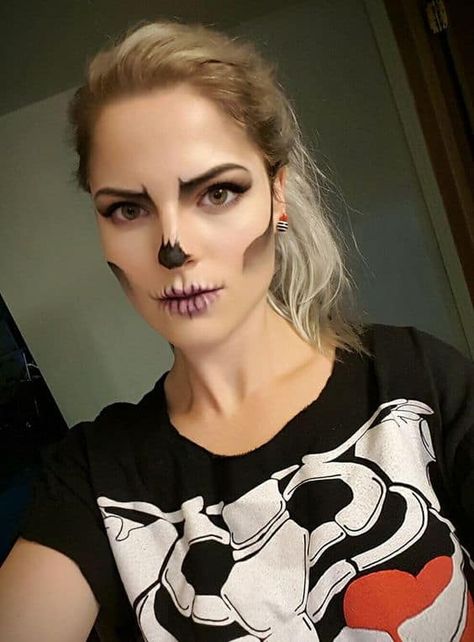 16 Super Easy Halloween Makeup Ideas » Lady Decluttered Easy Skeleton Makeup, Halloween Skeleton Makeup, Maquillage Halloween Simple, Halloween Makeup Sugar Skull, Halloween Makeup Look, Spooky Diy, Halloweenský Makeup, Halloween Make-up Looks, Dead Makeup