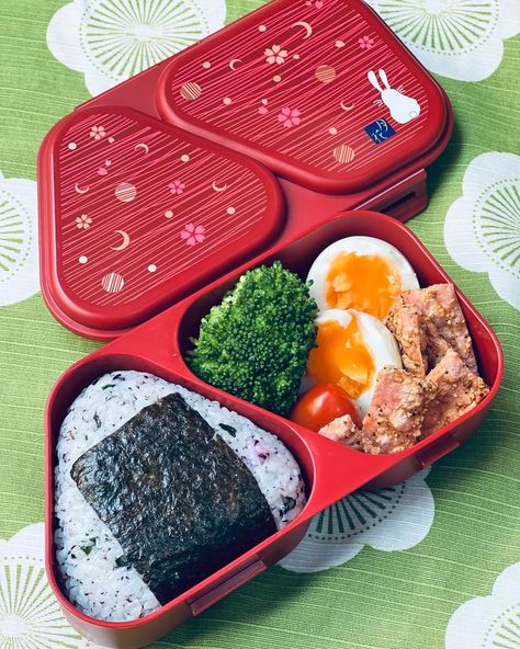 Todays onigiri and gyoniku fish sausage bento ☺️ 🍱 Shiso umeboshi mixed onigiri 🍱 Gyoniku fish sausage with spice mix 🍱 Broccoli, tomato and boiled egg Bento box - Tsukihana bento case and mould #onigiri #riceball #gyoniku #魚肉ソーセージ #onigiribento #bentoboxes #bentoideas #bentoinspo #bentoboxideas #japanesebento #japanesebentobox #fishsausage #bentofood #easybento #simplebento Sausage Bento, Egg Bento, Fish Sausage, Japanese Bento Box, Japanese Bento, Bento Recipes, Spice Mix, Rice Balls, Boiled Egg