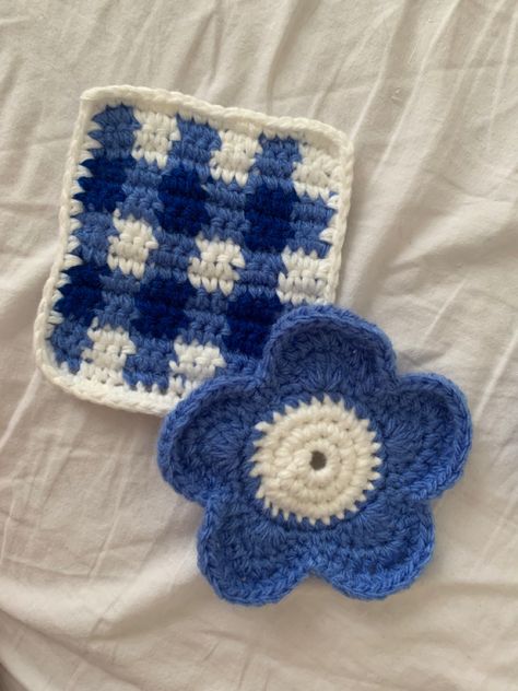 Crochet Ideas Coasters, Blue Crotchet Ideas, Cool Crochet Coasters, Crochet Coaster Aesthetic, Aesthetic Crochet Coaster, Crochet Ideas With Blue Yarn, Blue Crochet Aesthetic, Cute Coasters Crochet, Crochet Ideas Blue