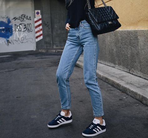 Black And White Adidas Gazelle Outfit, Blue Gazelles Outfits, Navy Blue Shoes Outfit Woman, Outfit With Adidas Gazelle, Navy Sneakers Women Outfit, Adidas Gazelle Outfit Aesthetic, Navy Gazelle Outfit, Navy Adidas Outfit, Navy Blue Gazelle Adidas Outfit