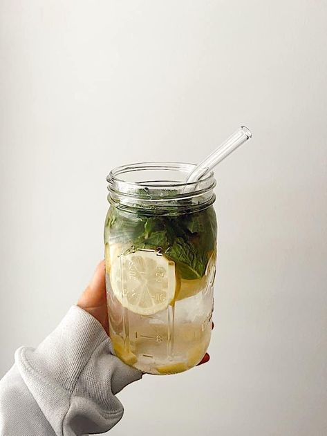 Mint Water, Healthy Food Inspiration, Healthy Food Motivation, Lemon Mint, Healthy Girl, Healthy Lifestyle Inspiration, Lemon Water, Fried Food, Mint Leaves