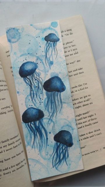 What To Draw On A Bookmark, Easy Waterpaintings, Bookmark Aesthetic Ideas, Bookmarks Inspired By Books, Drawing Bookmarks Ideas, Design For Bookmarks, Bookmarks Painting Ideas, Diy Aesthetic Bookmarks, Make Bookmarks Diy