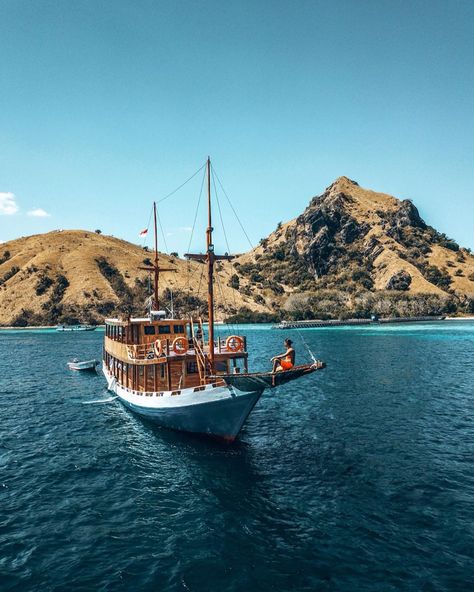 Komodo National Park, Flores Island, Indonesia.   The Komodo National Park cruises & adventures by Hello Flores will be your ultimate travel experience and a great Komodo & Flores island tour! Explore Flores and the UNESCO world heritage with a liveaboard from Labuan Bajo, which offer unique cruising, trekking and diving experience beyond expectations! Book your trip with Hello Flores www.helloflores.com  Photo credit: @where.is.gio Labuan Bajo Aesthetic, Kokomo Island, Sailing Aesthetic, 7 Natural Wonders, Labuan Bajo, Traveling Photography, 2024 Travel, Travel Creative, Komodo National Park